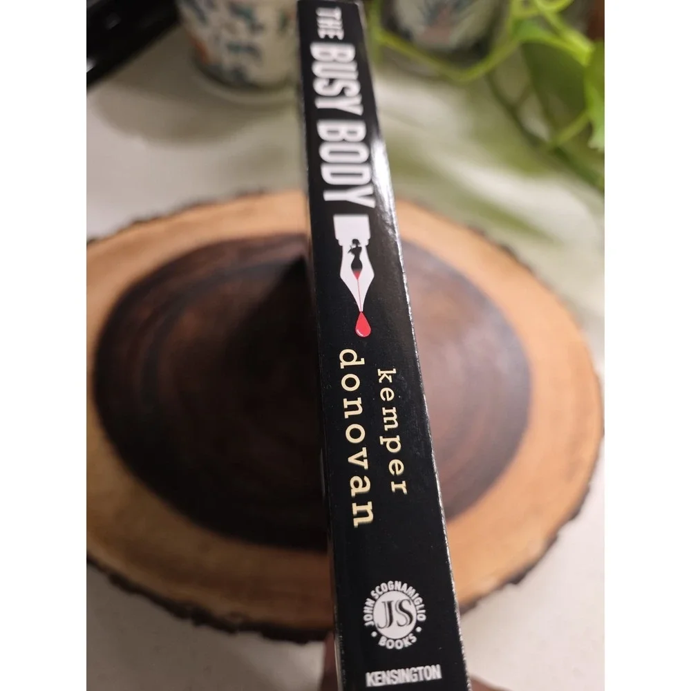 The‎ Busy Body : A Witty Literary Mystery with a Stunning Twist Ke